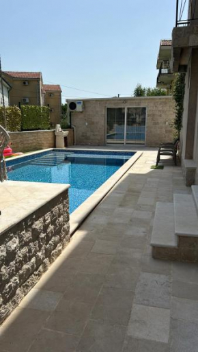 Private luxurious house with pool for 15 people